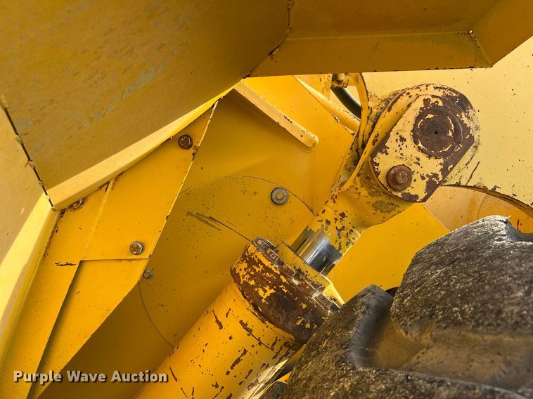 image for item DQ2310 1997 Komatsu WA500-1LE  wheel loader