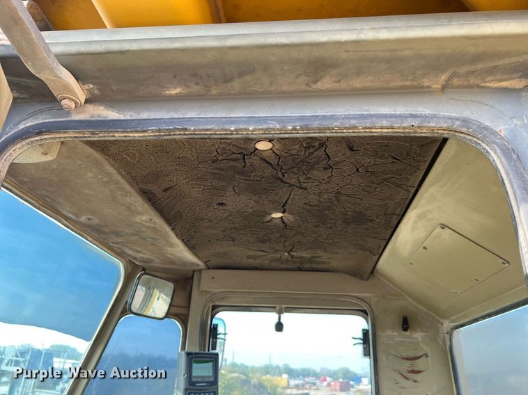 image for item DQ2310 1997 Komatsu WA500-1LE  wheel loader