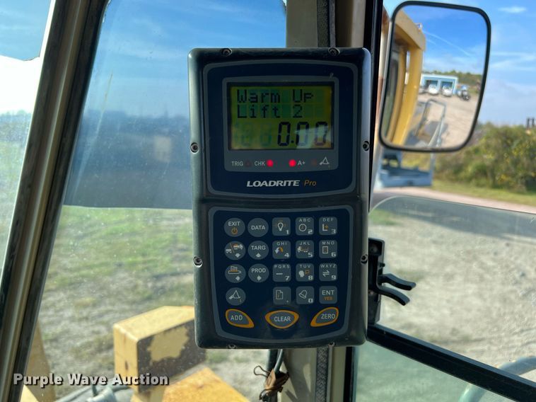 image for item DQ2310 1997 Komatsu WA500-1LE  wheel loader