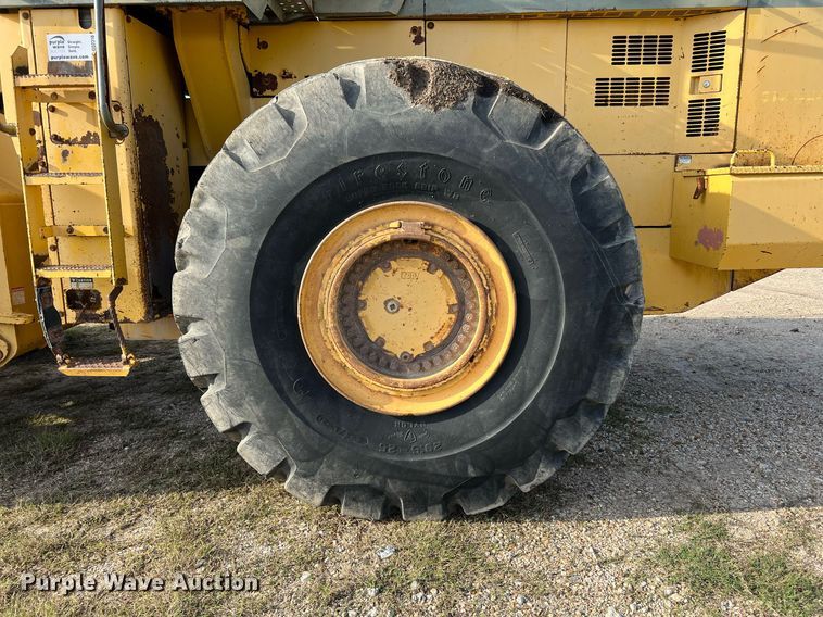 image for item DQ2310 1997 Komatsu WA500-1LE  wheel loader