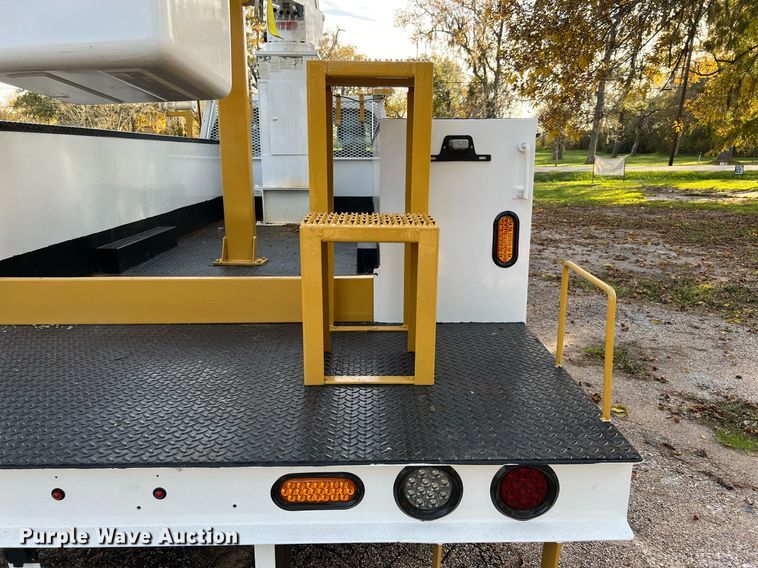 image for item DQ2323 2012 Ford F550 XLT  SuperCab bucket truck