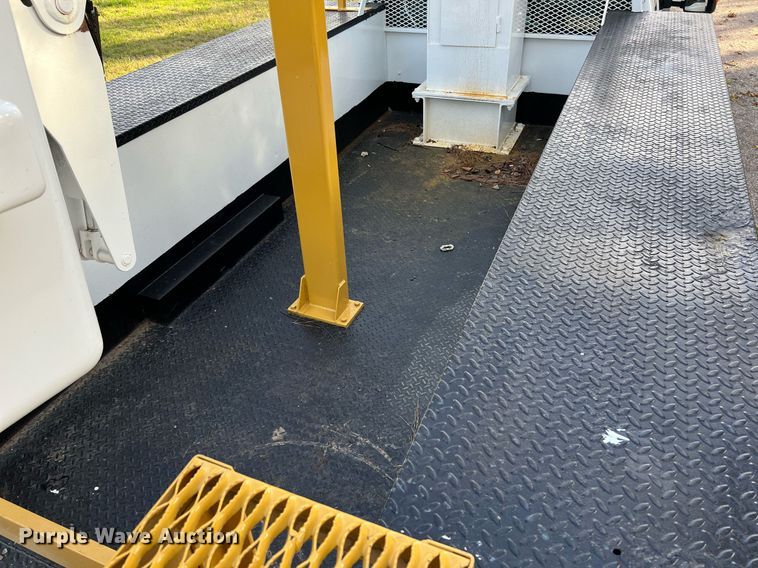 image for item DQ2323 2012 Ford F550 XLT  SuperCab bucket truck