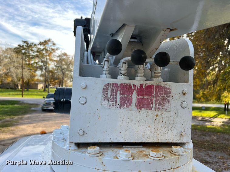 image for item DQ2323 2012 Ford F550 XLT  SuperCab bucket truck