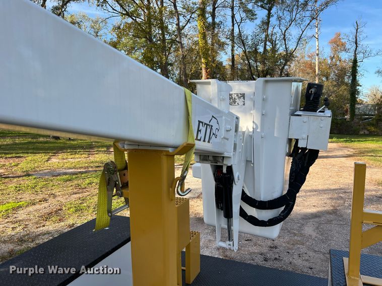 image for item DQ2323 2012 Ford F550 XLT  SuperCab bucket truck