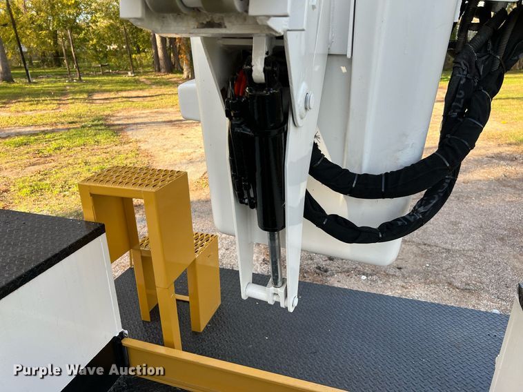 image for item DQ2323 2012 Ford F550 XLT  SuperCab bucket truck