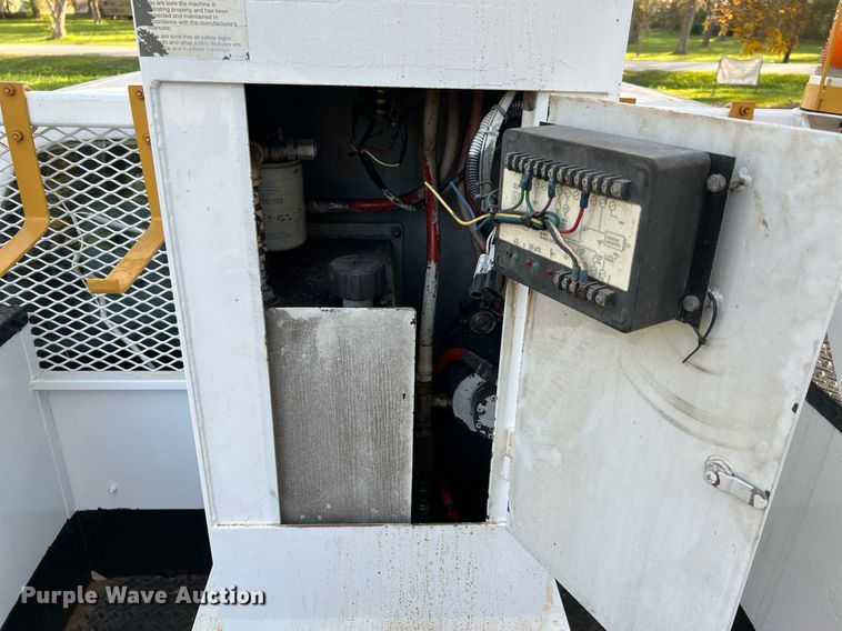 image for item DQ2323 2012 Ford F550 XLT  SuperCab bucket truck