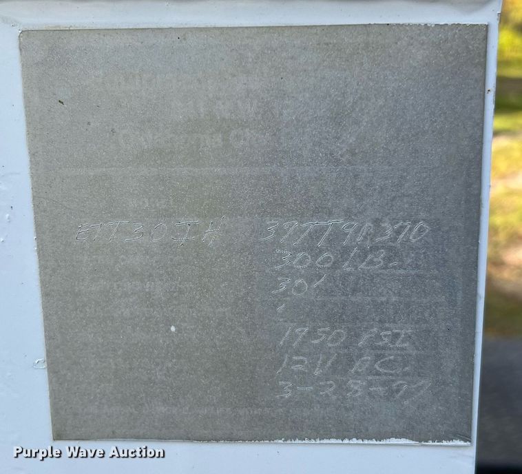 image for item DQ2323 2012 Ford F550 XLT  SuperCab bucket truck