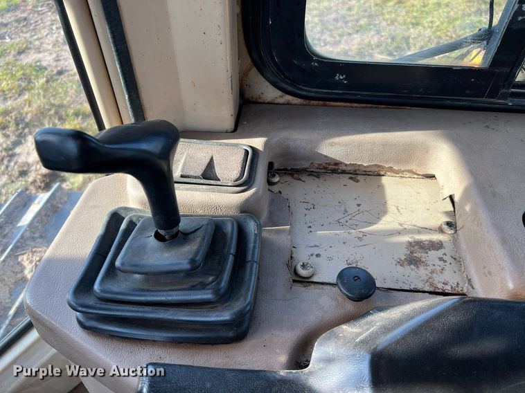 image for item DQ2332 1998 Caterpillar D5M LGP  dozer