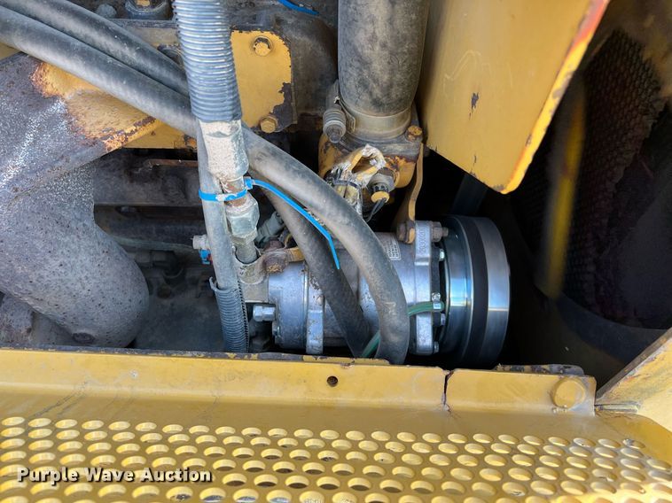 image for item DQ2332 1998 Caterpillar D5M LGP  dozer