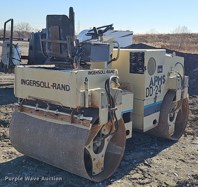 image for item DQ8511 1994 Ingersoll Rand DD-24  double drum vibratory roller