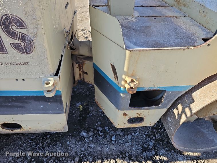image for item DQ8511 1994 Ingersoll Rand DD-24  double drum vibratory roller