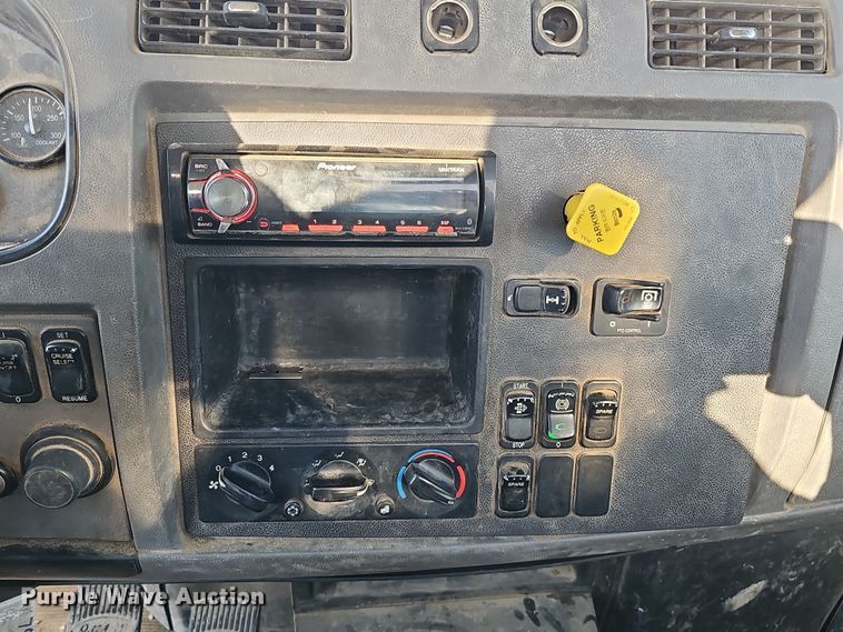 image for item DQ8521 2012 Peterbilt PB330  utility / service truck