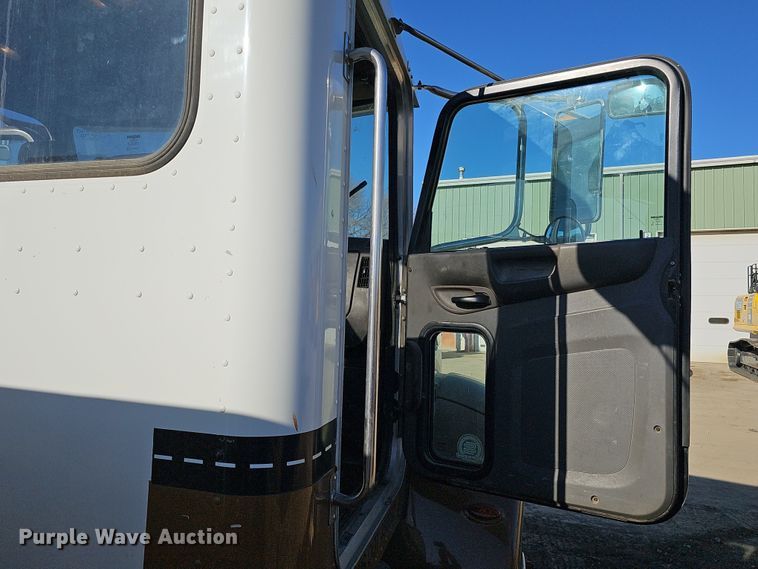 image for item DQ8521 2012 Peterbilt PB330  utility / service truck