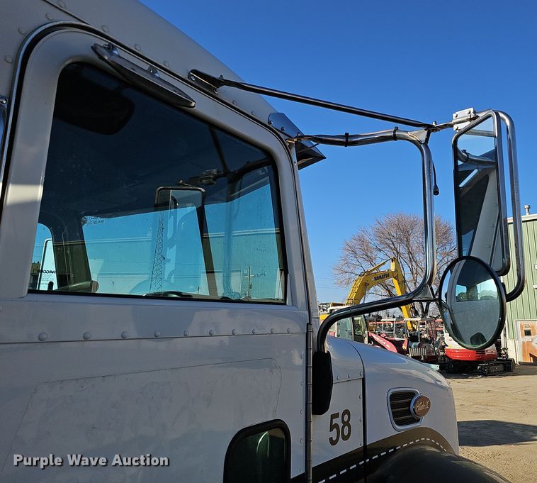 image for item DQ8522 2007 Peterbilt PB330  utility / service truck