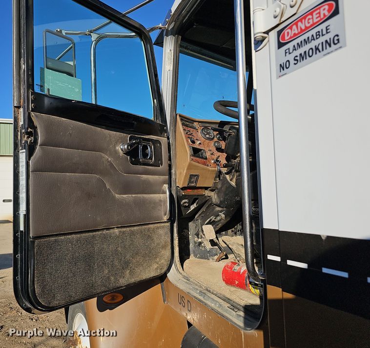 image for item DQ8522 2007 Peterbilt PB330  utility / service truck