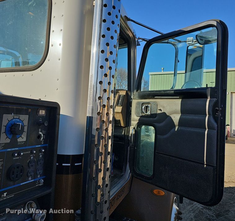 image for item DQ8522 2007 Peterbilt PB330  utility / service truck