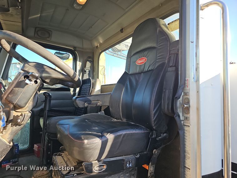 image for item DQ8522 2007 Peterbilt PB330  utility / service truck