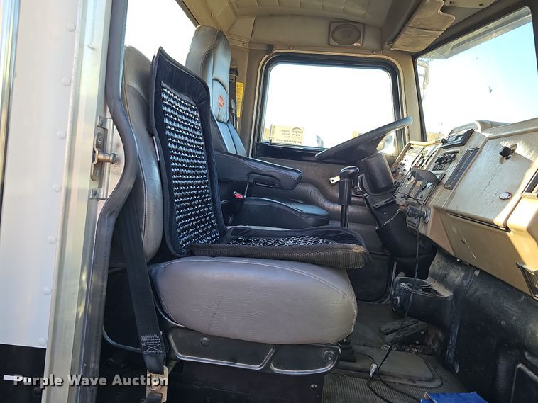 image for item DQ8522 2007 Peterbilt PB330  utility / service truck