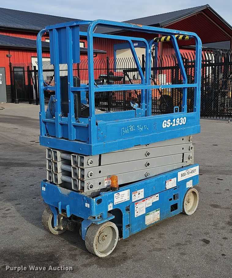 image for item DQ8526 Genie GS-1930  scissor lift