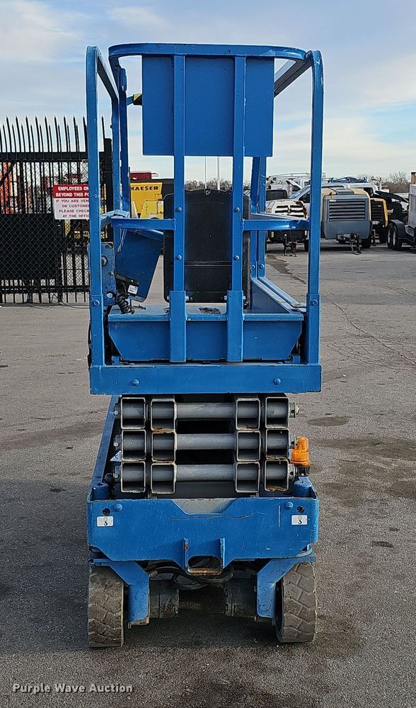 image for item DQ8526 Genie GS-1930  scissor lift