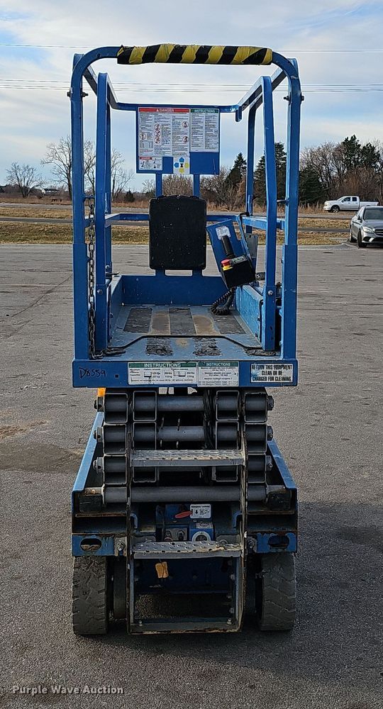 image for item DQ8526 Genie GS-1930  scissor lift