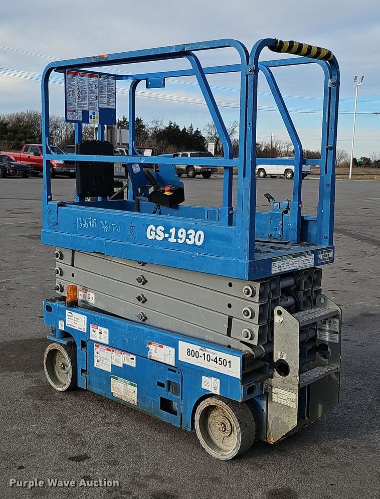 image for item DQ8526 Genie GS-1930  scissor lift