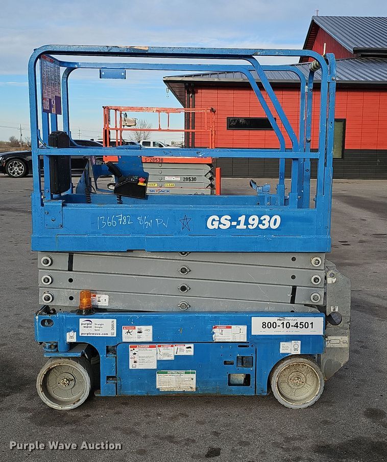 image for item DQ8526 Genie GS-1930  scissor lift