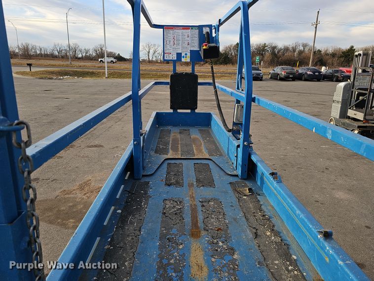 image for item DQ8526 Genie GS-1930  scissor lift