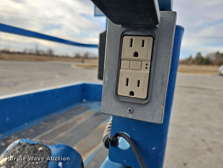 image for item DQ8526 Genie GS-1930  scissor lift