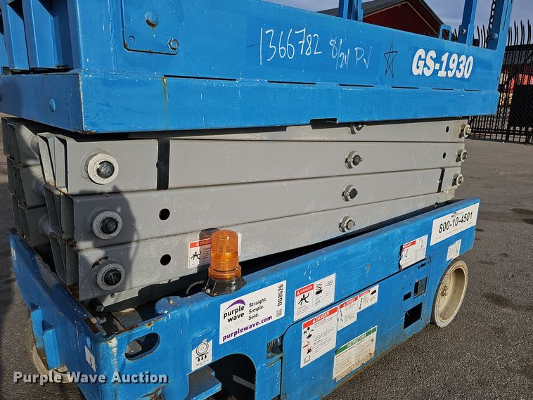 image for item DQ8526 Genie GS-1930  scissor lift