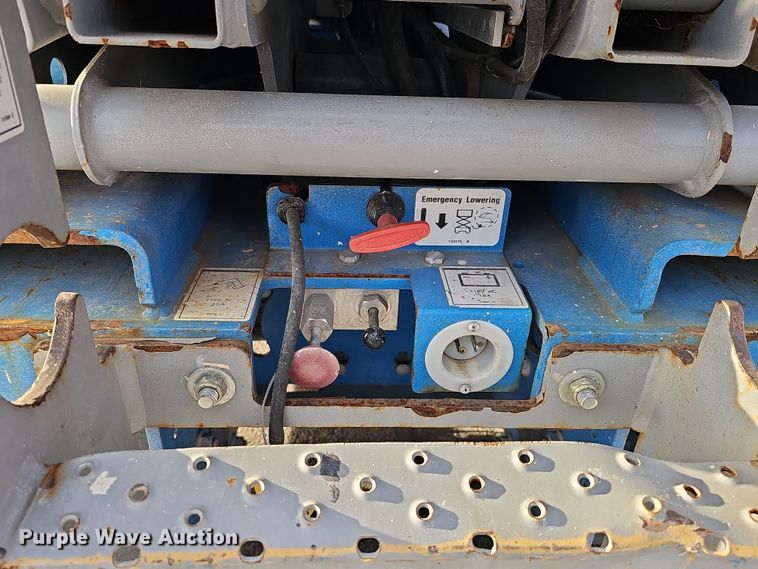 image for item DQ8526 Genie GS-1930  scissor lift