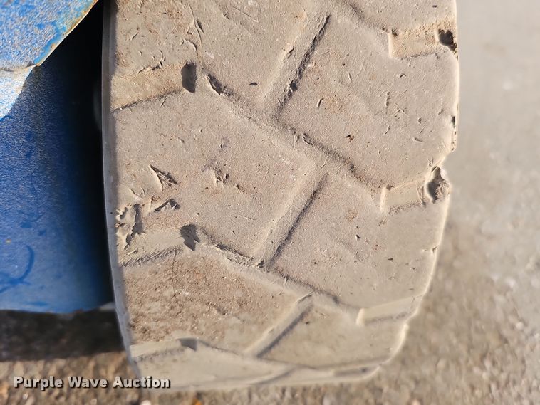 image for item DQ8526 Genie GS-1930  scissor lift