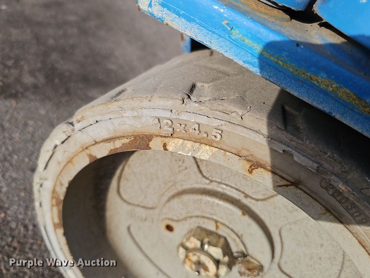 image for item DQ8526 Genie GS-1930  scissor lift