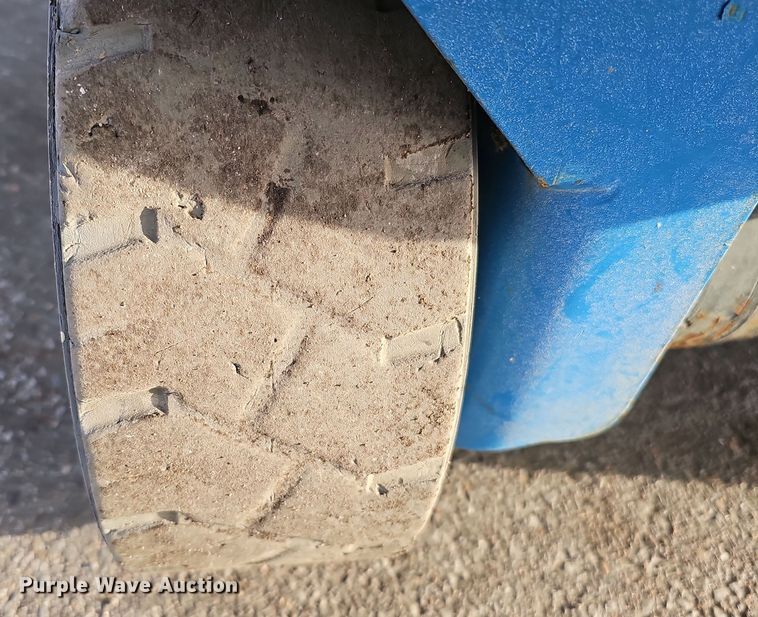 image for item DQ8526 Genie GS-1930  scissor lift