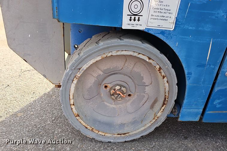 image for item DQ8526 Genie GS-1930  scissor lift