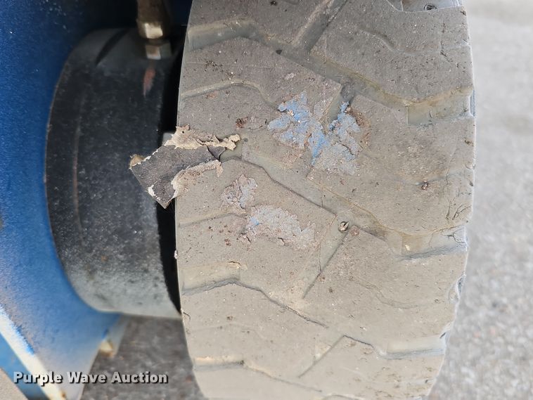 image for item DQ8526 Genie GS-1930  scissor lift