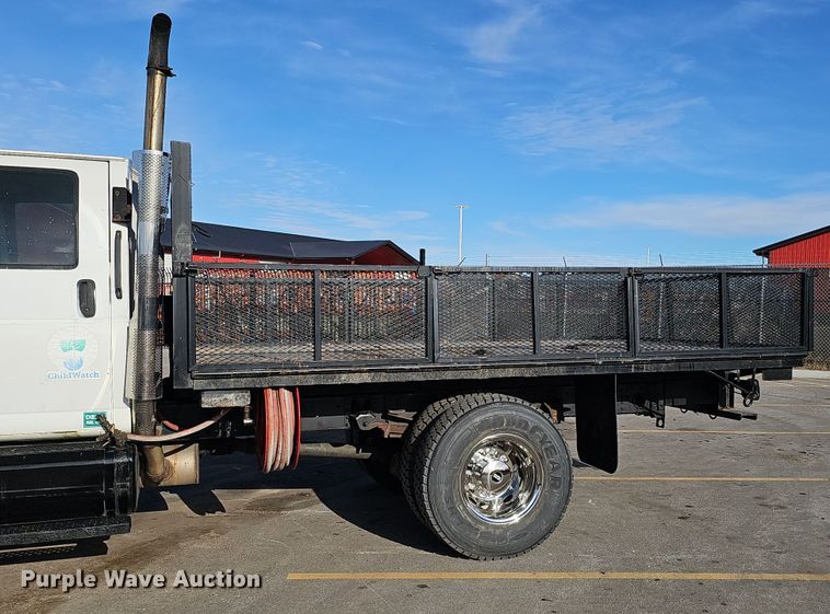 image for item DQ8528 2003 GMC C7500  flatbed truck