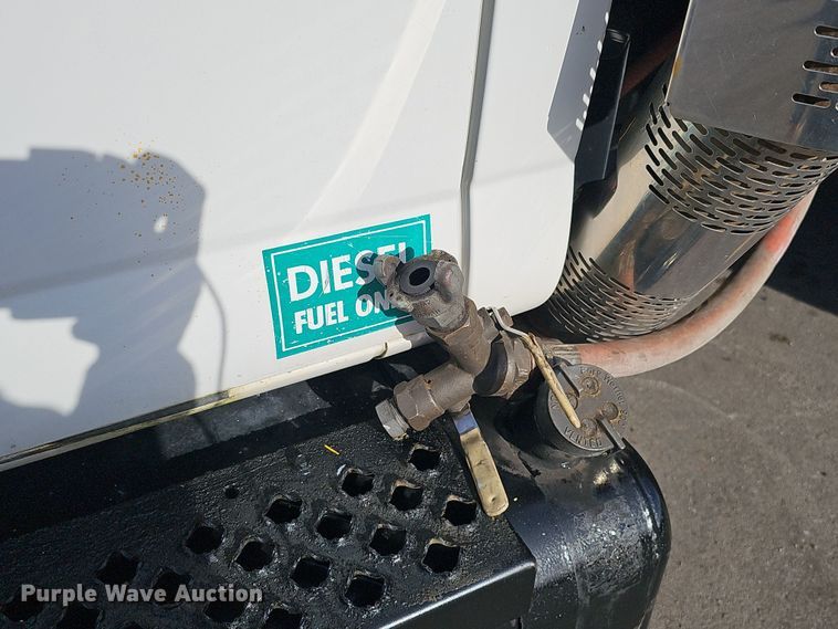 image for item DQ8528 2003 GMC C7500  flatbed truck