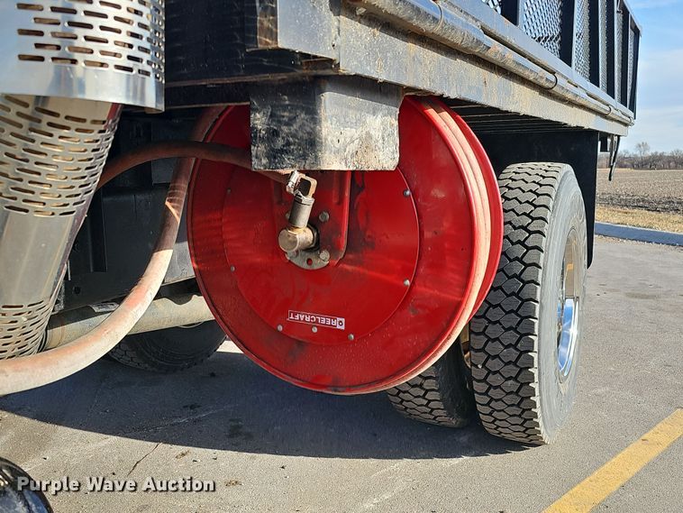 image for item DQ8528 2003 GMC C7500  flatbed truck