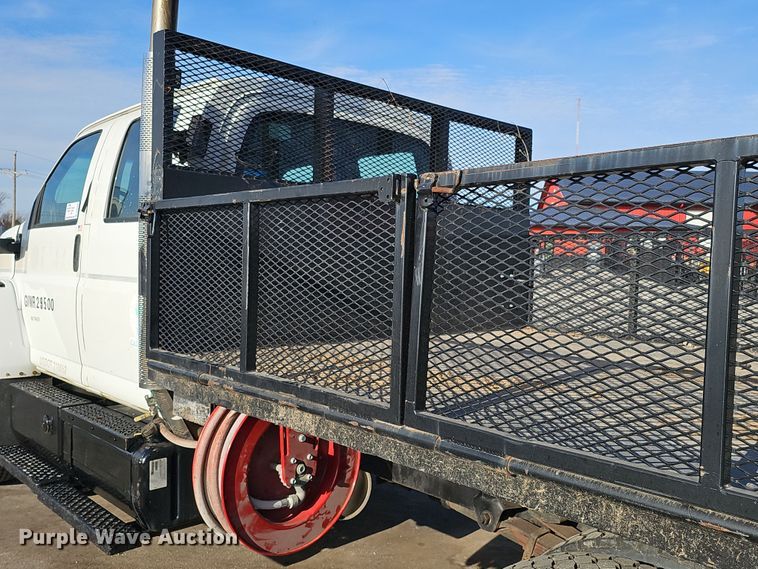 image for item DQ8528 2003 GMC C7500  flatbed truck