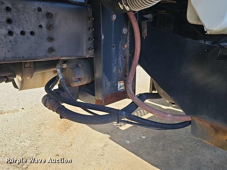 image for item DQ8528 2003 GMC C7500  flatbed truck