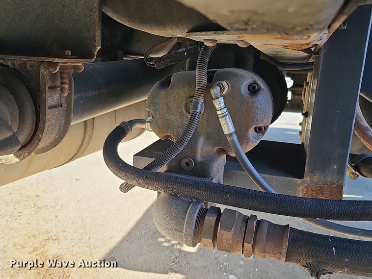 image for item DQ8528 2003 GMC C7500  flatbed truck