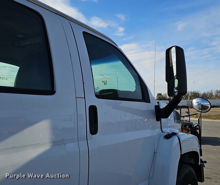 image for item DQ8528 2003 GMC C7500  flatbed truck