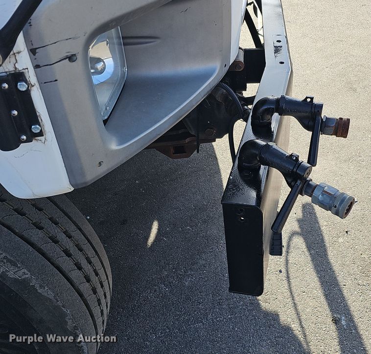 image for item DQ8528 2003 GMC C7500  flatbed truck