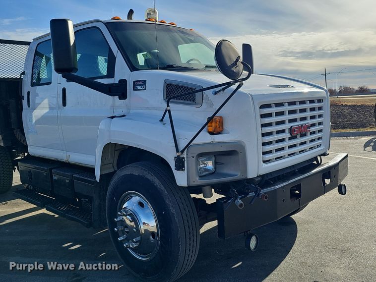 image for item DQ8528 2003 GMC C7500  flatbed truck