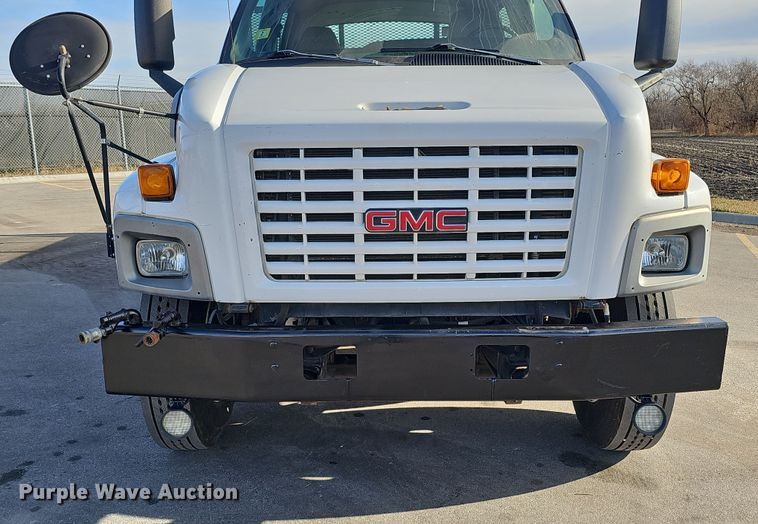 image for item DQ8528 2003 GMC C7500  flatbed truck