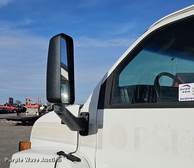 image for item DQ8528 2003 GMC C7500  flatbed truck