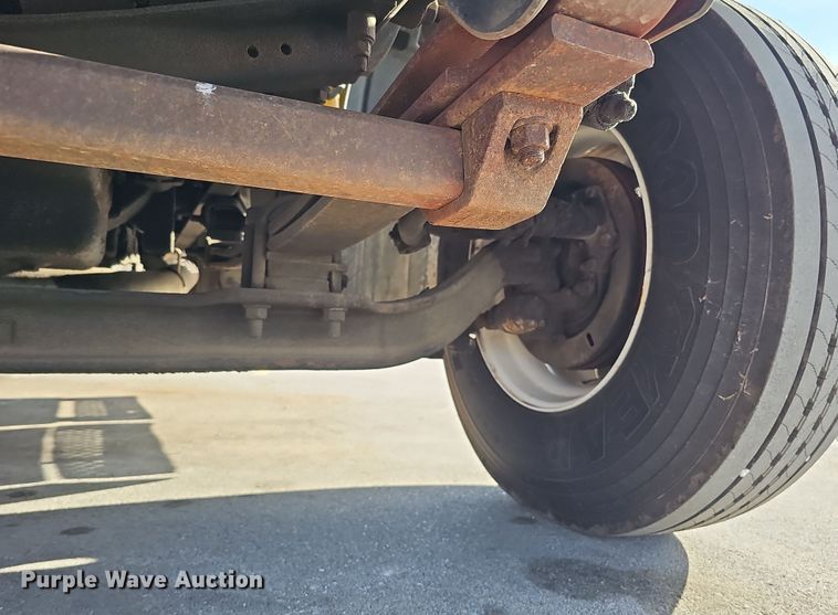 image for item DQ8528 2003 GMC C7500  flatbed truck