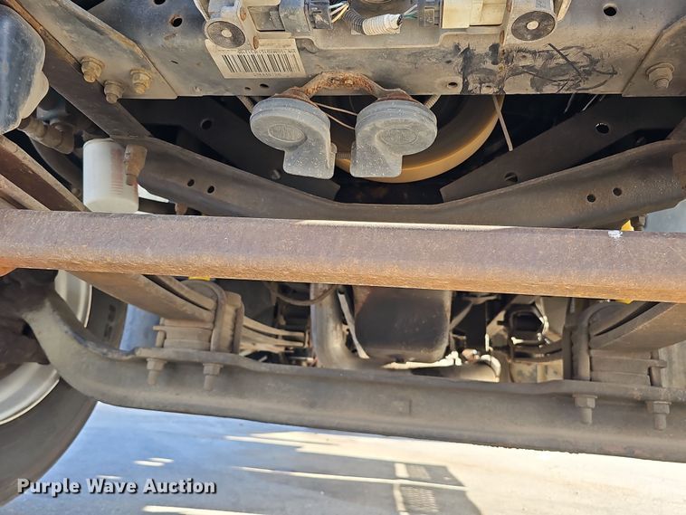 image for item DQ8528 2003 GMC C7500  flatbed truck