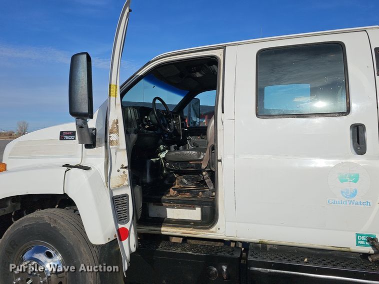 image for item DQ8528 2003 GMC C7500  flatbed truck